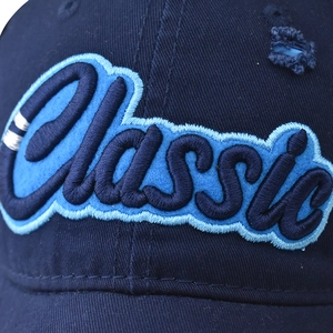 Detalle macro de gorra de algodón azul marino con bordado 3D Classic y acabado gastado