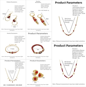 Vue détaillée du service de bijoux dorés rétro avec colliers boucles d'oreilles et bague