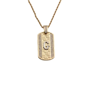 Détail d'un collier en or avec pendentif lettre G texturé et accents en zircone cubique