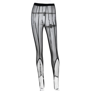 Détail du legging en maille noire transparente avec coutures et design à étriers