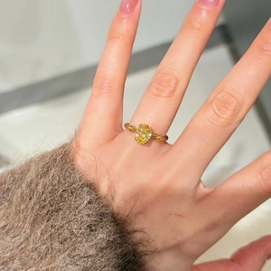 24k vergoldeter Ring mit einem großen ovalen gelben Zirkonstein an der Hand eines Modells