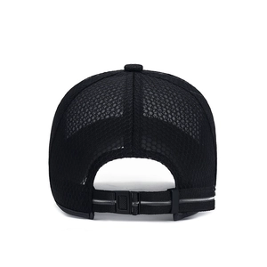 Rückansicht der schwarzen Mesh-Baseballkappe mit Reflexstreifen und verstellbarem Verschluss