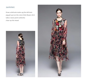 Détails de broderie florale colorée sur robe midi luxueuse en tulle à taille haute