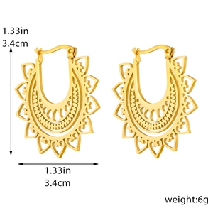 Golden hollow-out heart geometric earrings with intricate filigree pattern