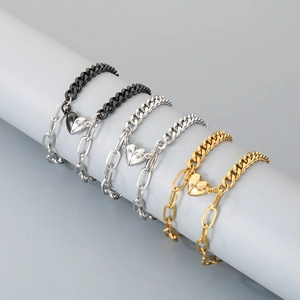 Detail der Magnet-Herzanhänger-Armbänder mit kubanischen und ovalen Gliederketten