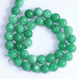 Macro-opname van groene doorschijnende agaat kralen voor DIY sieraden met natuurlijke textuur