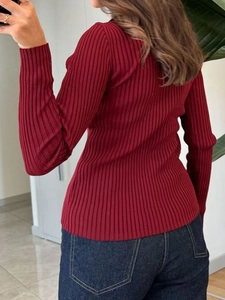 Dettaglio della trama a coste e del design posteriore di questa maglia bordeaux a maniche lunghe