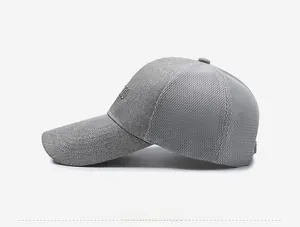 Vue latérale de la casquette de baseball grise avec trous respirants et détails de visière