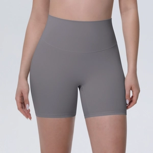 Détail de la taille haute sans couture sur short de yoga gris foncé gainant et respirant