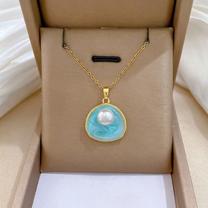 Élégant Collier À Pendentif Künstliche Perle D'Imitation Émail Bleu Rond Irrégulier Bijoux En Acier Inoxydable Plaqué Or Pour Femmes