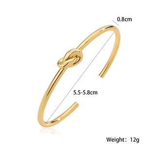 Minimalistischer Knoten-Armreif in 18K Gold mit 0.8cm Breite und Maßangaben