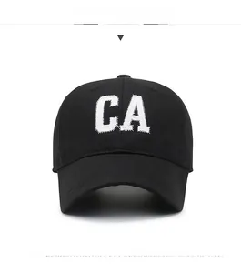 Gros plan détaillé de la broderie blanche CA sur la casquette de baseball en coton noir