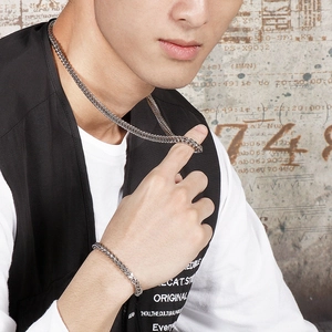 Détail du collier et bracelet en chaîne de quille argentée pour homme sur mannequin