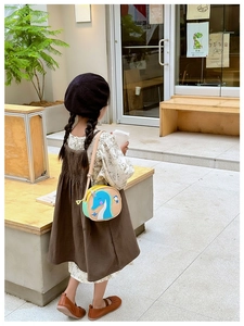 Détail d'un sac bandoulière licorne rond pour enfant avec bandoulière réglable portée