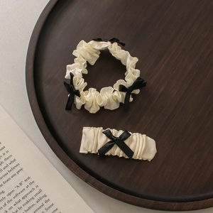 Elegante set elastico scrunchie plissettato bianco panna e fermaglio con fiocchi in raso nero
