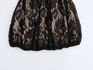 Dettaglio in pizzo floreale nero con fodera beige e orlo a palloncino curato