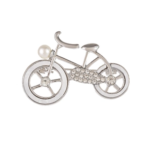 Élégante broche vélo argentée avec une grande perle blanche et des cristaux étincelants sur blanc