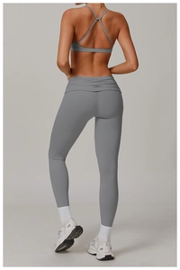Vue détaillée du dos de l'ensemble de yoga gris avec brassière croisée et legging