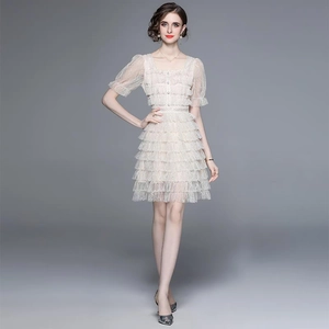 Robe courte en dentelle beige à col carré avec manches bouffantes et taille haute