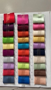 Nuancier détaillé de 30 échantillons de tissu satiné pour robes de soirée sur mesure