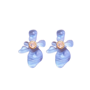 Boucles d'oreilles fleurs en résine bleue avec zircon doré au style rétro minimaliste