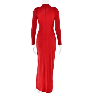 Détail de la vue arrière montrant une fermeture éclair invisible sur une robe longue rouge