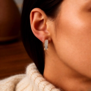 Détail de boucles d'oreilles rectangulaires en U plaquées or 18 carats serties de zircons