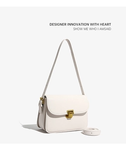 Vue détaillée d'un sac à bandoulière blanc minimaliste et élégant avec fermoir métallique.