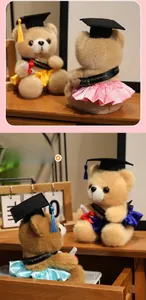 Detailansicht der Abschluss-Teddybären mit kleinen Hüten und Urkunden in verschiedenen Farben