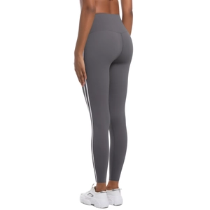 Détail du legging de yoga gris taille haute avec rayures blanches et effet push-up