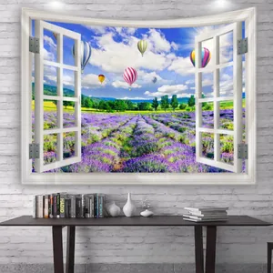 Dettaglio di un arazzo 3D con campi di lavanda e mongolfiere su una parete bianca