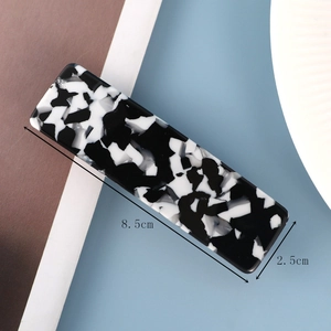 Detailed view of 8.5cm black and white marble acetate hair clip with size dimensions