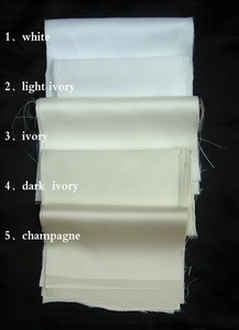 Échantillons de tissus détaillés allant du blanc au champagne pour robes de mariée