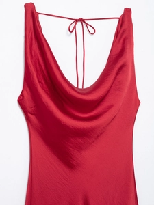 Détail d'une robe nuisette en satin rouge avec dos nu et col bénitier à fines bretelles