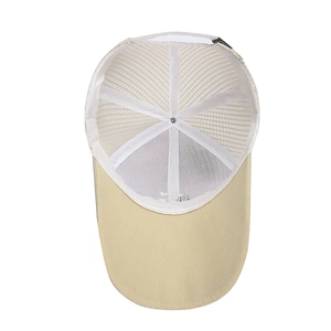 Vue intérieure de la casquette trucker beige avec structure respirante et bandeau