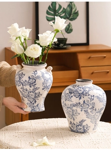 Nahaufnahme der Eisrissu-Glasur und blaue Blumenmuster auf den Keramikvasen