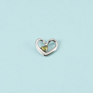 Détail du pendentif cœur en argent avec une pierre de naissance cœur vert clair