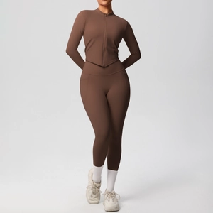 Ensemble de yoga marron deux pièces avec haut zippé ajusté et legging taille haute
