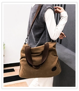 Grand sac cabas en toile marron avec une large bandoulière en tissu pour un style décontracté