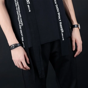 Detail eines mehrlagigen geflochtenen Lederarmbands mit Vintage-Anker-Magnetverschluss