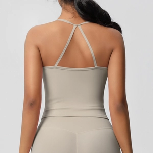 Dettaglio del top da yoga taupe con spalline incrociate sulla schiena e tessuto elastico