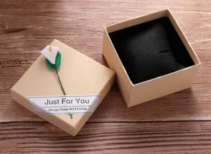 Scatola regalo quadrata in carta kraft con inserto in schiuma e calla bianca su legno