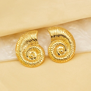 Orecchini a perno a conchiglia placcati in oro 18K con texture vintage a spirale