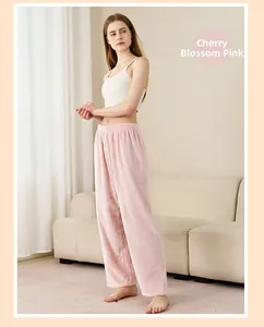 Gros plan sur le pantalon de pyjama en flanelle rose cerisier avec taille élastique