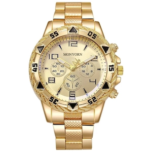 Gros plan sur un chronographe doré pour homme avec trois sous-cadrans et bracelet à maillons