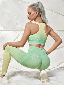 Detail des gelb-grünen Yoga-Sets mit nahtloser Wabenstruktur und Push-up-Passform