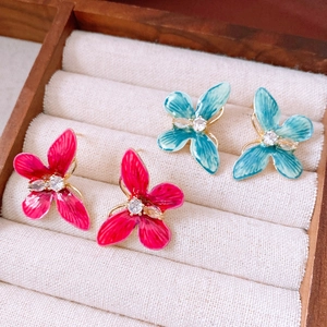Détail des boucles d'oreilles papillon en émail rouge rose et bleu lac avec cristaux