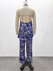 Détail du haut dos nu imprimé violet avec un design sexy et un pantalon assorti