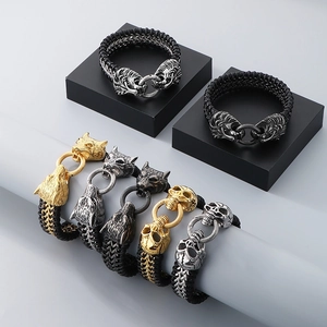 Nahaufnahme von Punk-Lederarmbändern mit Wolf-, Tiger- und Totenkopf-Metallanhängern