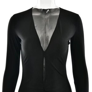 Détail de la robe noire avec col en V profond, découpe frontale et manches longues froncées